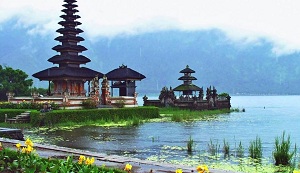 Kawasan Pariwisata Bali Menghadapi Kelebihan Pengunjung: Antara Berkah dan Ancaman 
